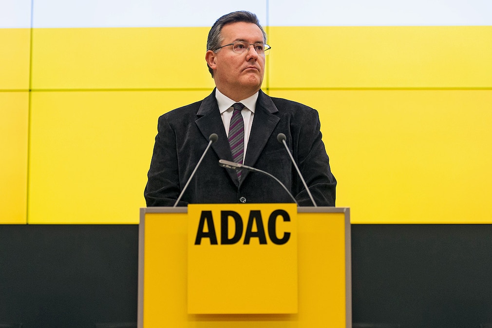 ADAC Präsident Peter Meyer vor einem Postbus am 09.10.2013 in Bonn
