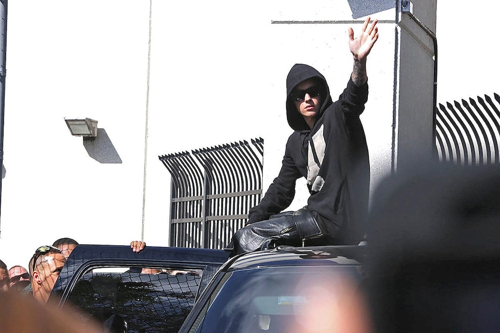 Jan. 23, 2014 - Miami, Florida, U.S. - Singer JUSTIN BIEBER leaves the Turner Guiford Knight correctional institute after posting bond on his DUI arrest on Thursday