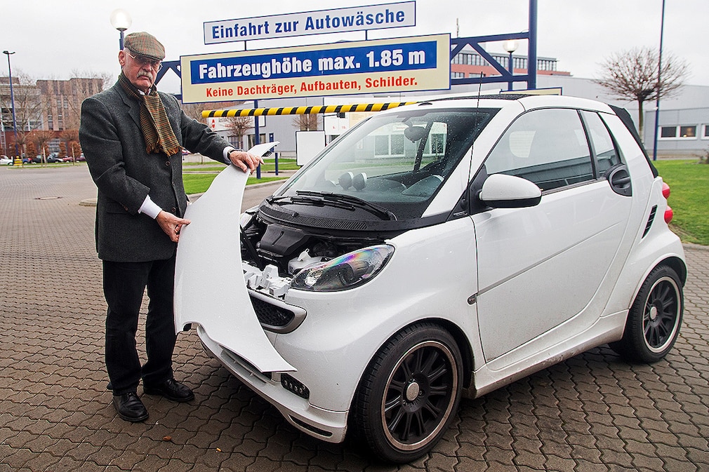 Gert Peter Schulz mit abgeschrubbter Serviceklappe