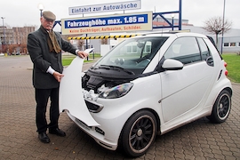 Gert Peter Schulz mit abgeschrubbter Serviceklappe