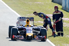 Formula One - 2014 Testing - Day Three - Circuito de Jerez. Smoke comes from the broken down Red Bull Racing car of Daniel Ricciardo (left) during the 2014 Formula One Testing at the Circuito de Jerez, Jerez, Spain. Picture date: Thursday January 30, 2014. Photo credit should read: Martin Rickett/PA Wire. URN:18836200