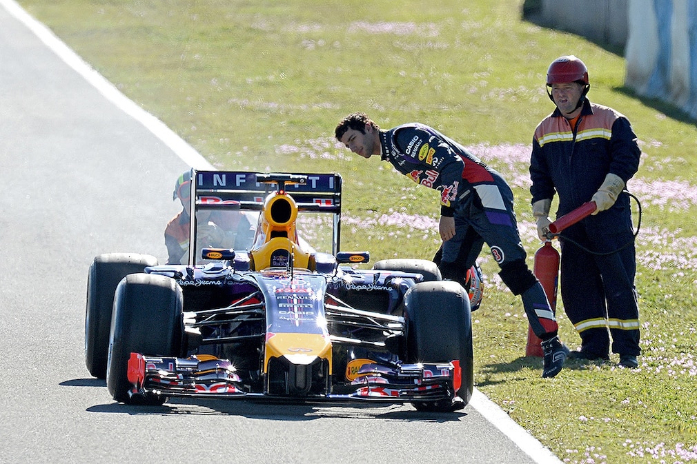 Formula One - 2014 Testing - Day Three - Circuito de Jerez. Smoke comes from the broken down Red Bull Racing car of Daniel Ricciardo (left) during the 2014 Formula One Testing at the Circuito de Jerez, Jerez, Spain. Picture date: Thursday January 30, 2014. Photo credit should read: Martin Rickett/PA Wire. URN:18836200
