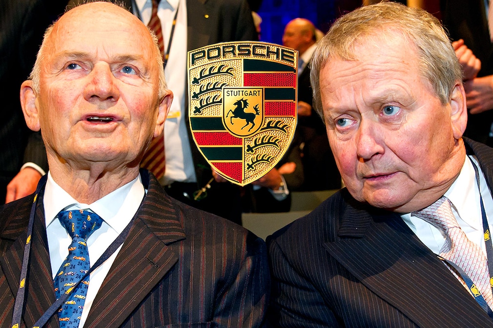 Der Vorsitzende des Aufsichtsrates der Volkswagen AG, Ferdinand K. Piech (l), und Porsche Aufsichtsratschef Wolfgang Porsche von der Porsche AG mit Porsche Logo