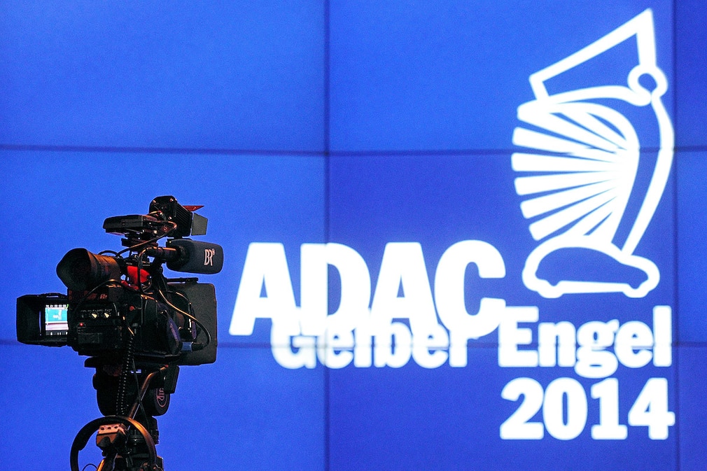 ADAC Preisverleihung Gelber Engel 2014 vor einer Video-Wand, auf der das Veranstaltungslogo zu sehen ist