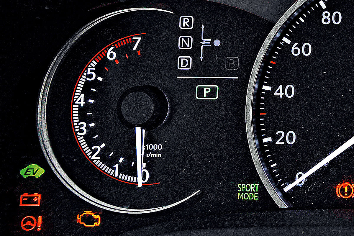 Lexus CT 200h: Drehzahlmesser