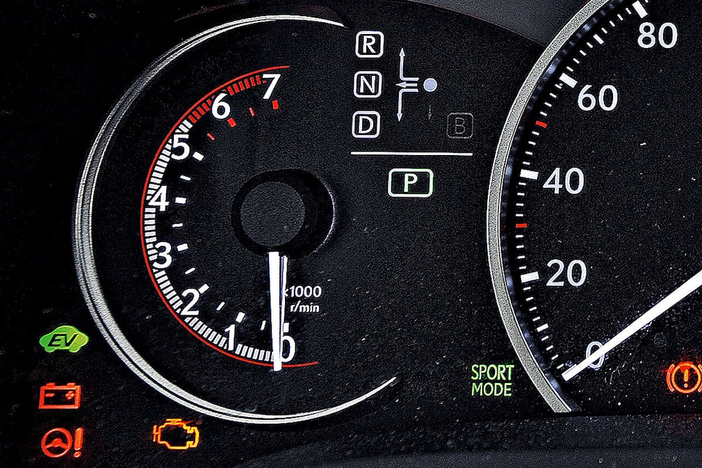 Lexus CT 200h: Drehzahlmesser