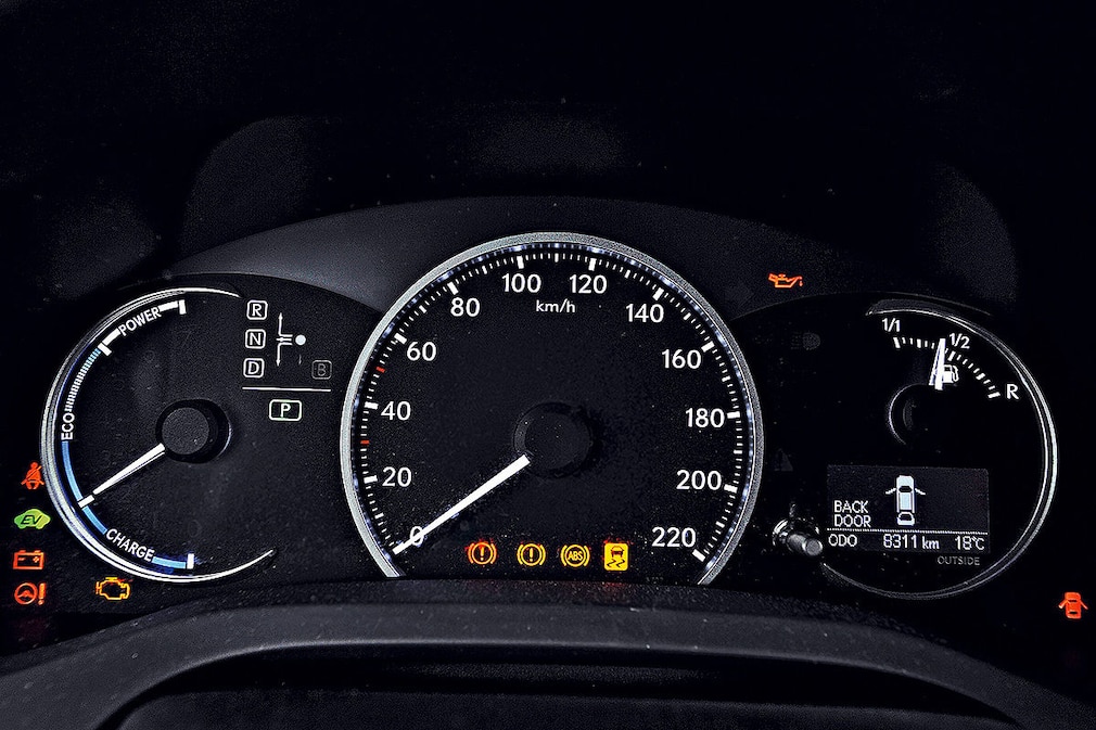 Lexus CT 200h: Tacho und Hybridanzeige