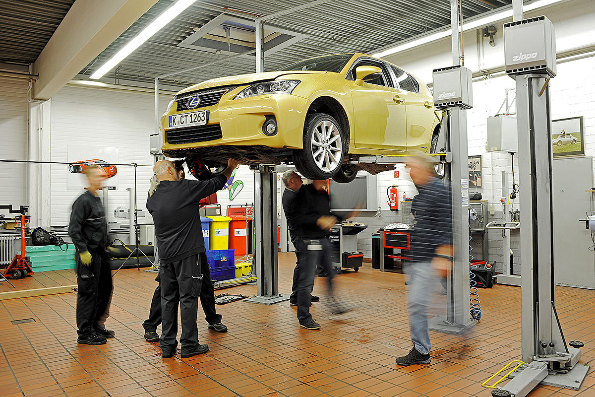 Lexus CT 200h auf der Hebebühne, AUTO BILD-Dauertest