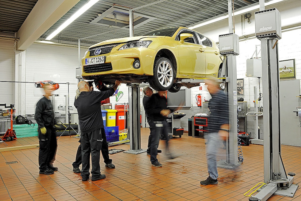 Lexus CT 200h auf der Hebebühne, AUTO BILD-Dauertest
