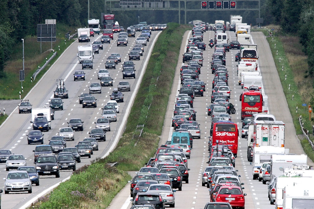 Tausende Autos kommen am Sonntag (24.07.2005) auf der A8 zwischen Salzburg und München nur langsam voran