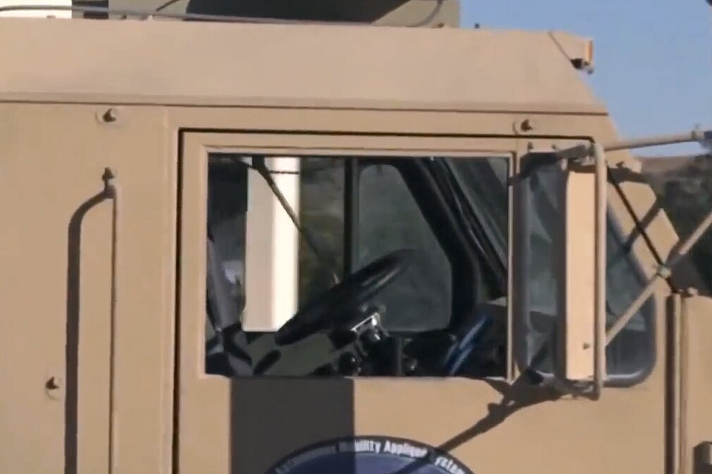 Konvois von führerlosen Trucks bringen die Versorgung in die Kampfzone