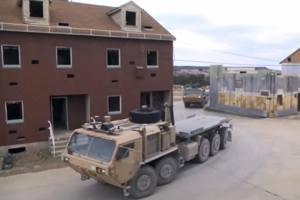 Konvois von führerlosen Trucks bringen die Versorgung in die Kampfzone
