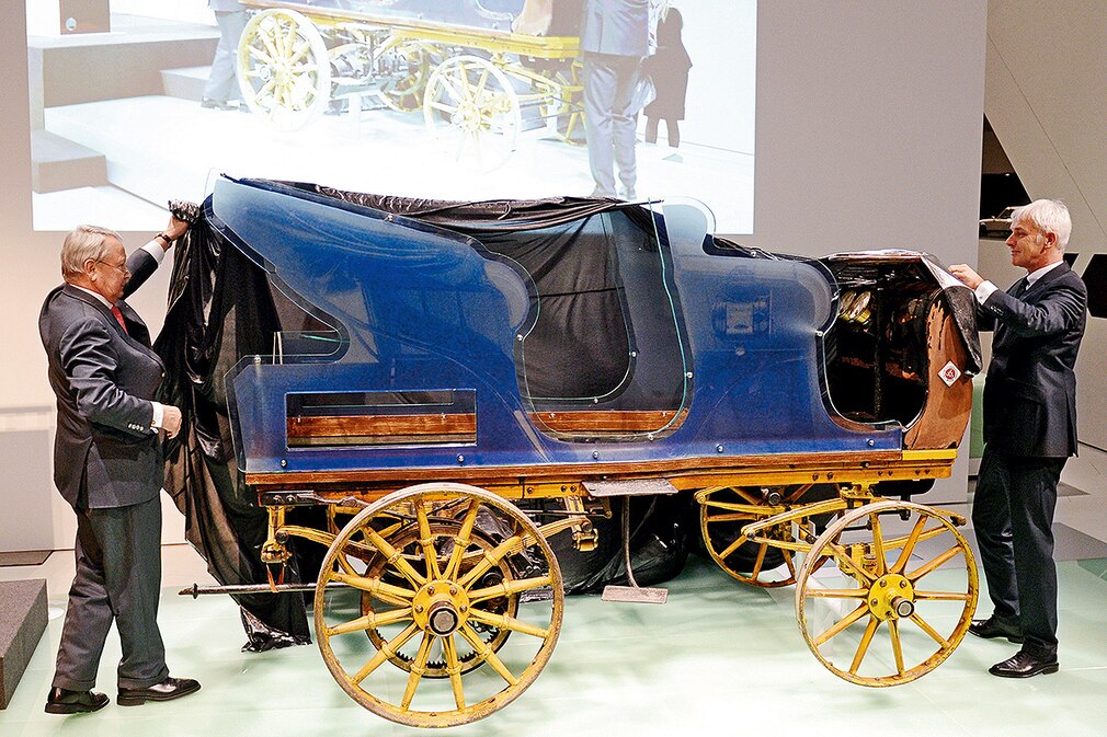 Aufsichtsratschef Porsche (l.) und Vorstandschef Müller mit dem P1