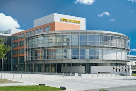 HUK plant eigene Werkstätten