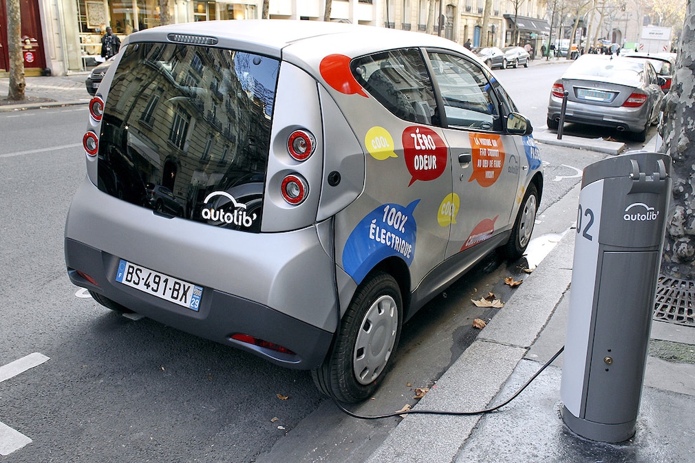 An Autolib electric bluecar is plugged at an autolib charging station on December 2, 2011 in Paris