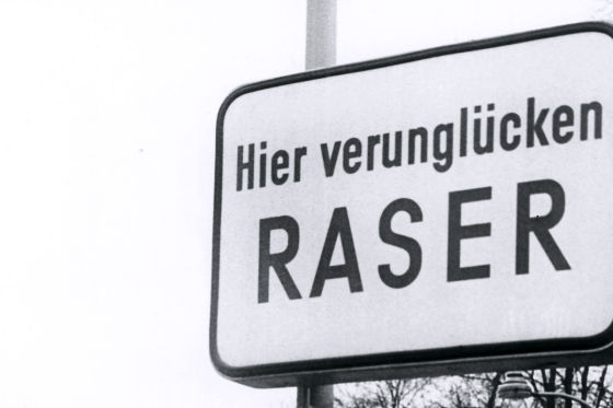 Schild mit dem Text "Hier verunglücken Raser"