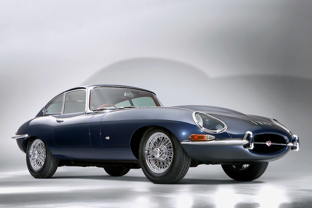 Jaguar E-Type am Zoll vorbei