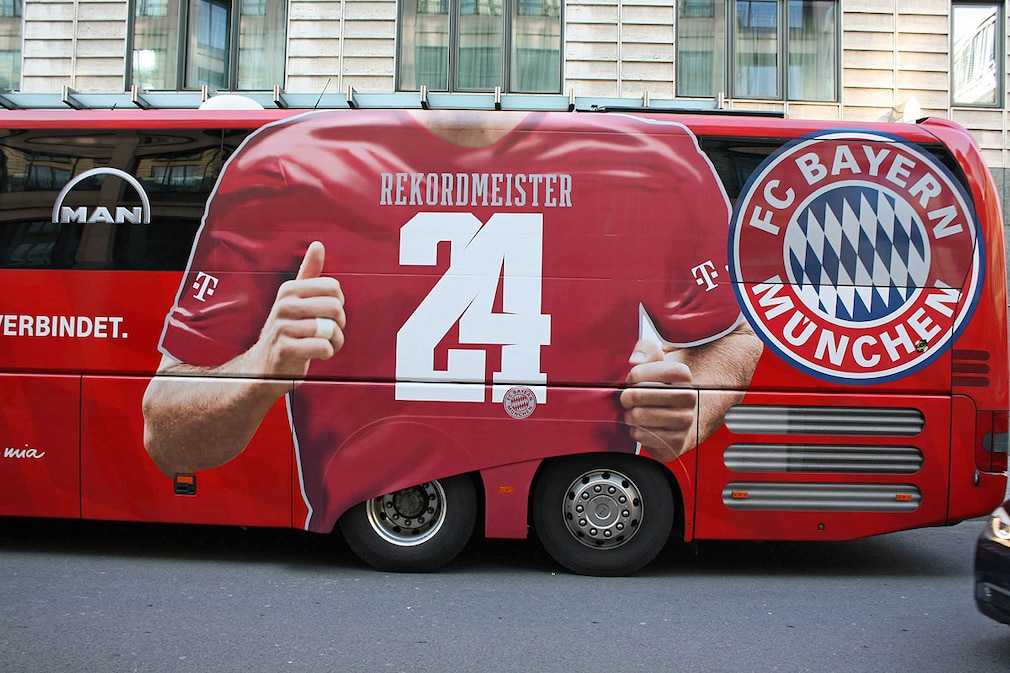 Meistershirt für den FC Bayern Mannschaftsbus 2014