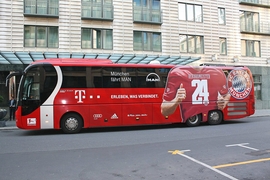 Mannschaftsbus des 1. FC Bayern im Meistershirt 2014