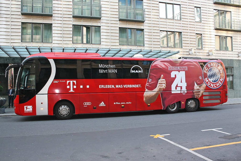 Mannschaftsbus des 1. FC Bayern im Meistershirt 2014