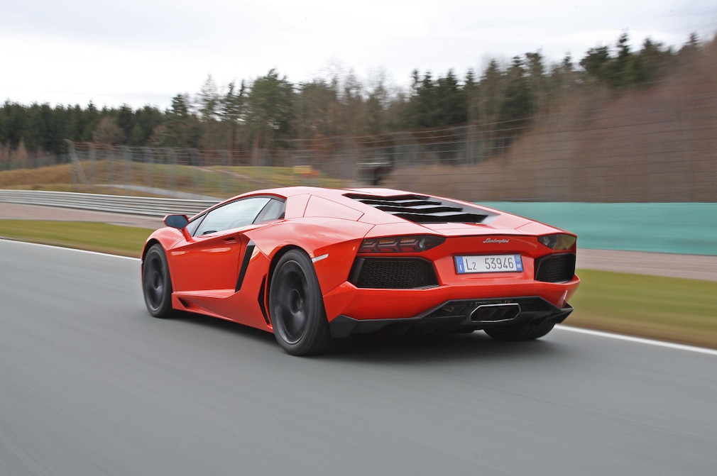 Lamborghini Aventador rot Heckansicht