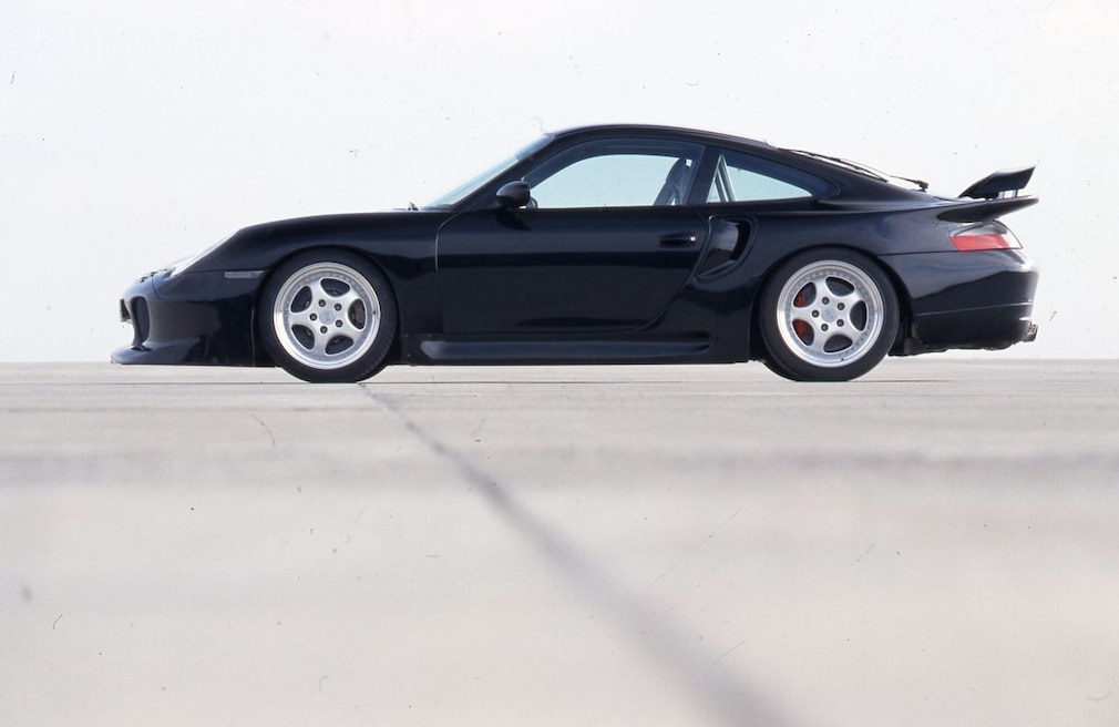 Manthey 996 Turbo GT-MR schwarz Seitenansicht
