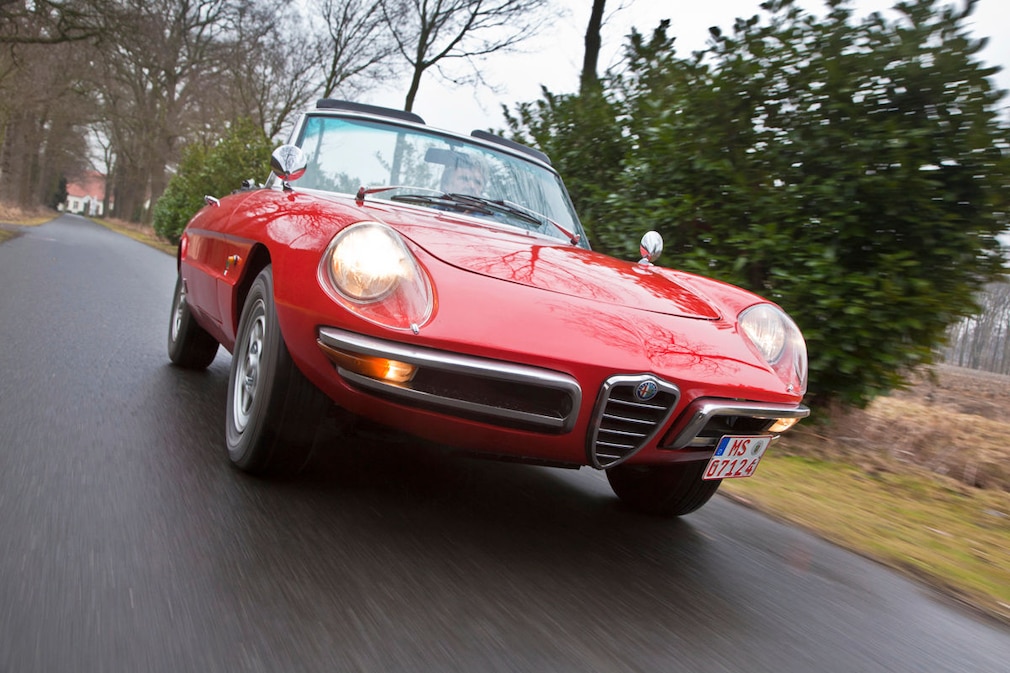 Alfa Romeo 1750 Spider fahrend