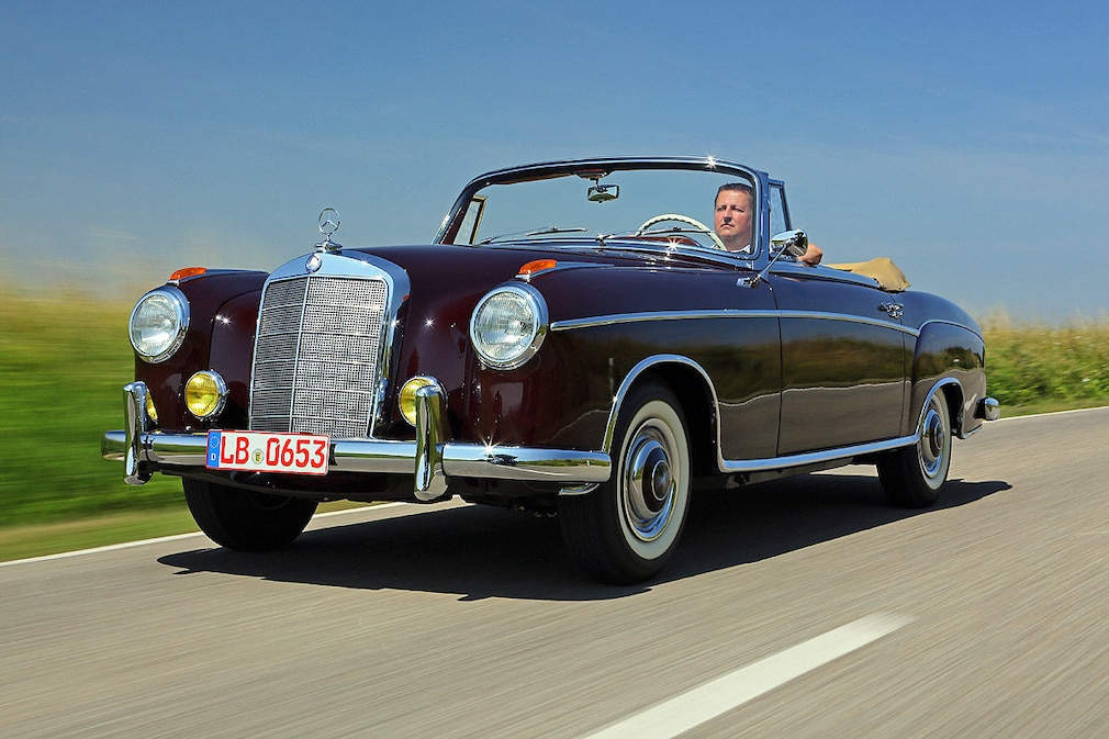 Mercedes 220 S Cabrio fahrend