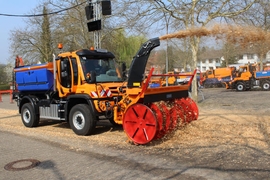 Mercedes Unimog U 527 Geräteträger: Mitfahrt