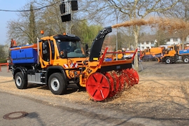 Mercedes Unimog U 527 Geräteträger: Mitfahrt