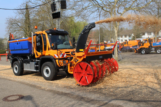 Mercedes Unimog U 527 Geräteträger: Mitfahrt