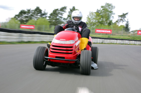 Erste Fahrt mit dem rasenden Mäher