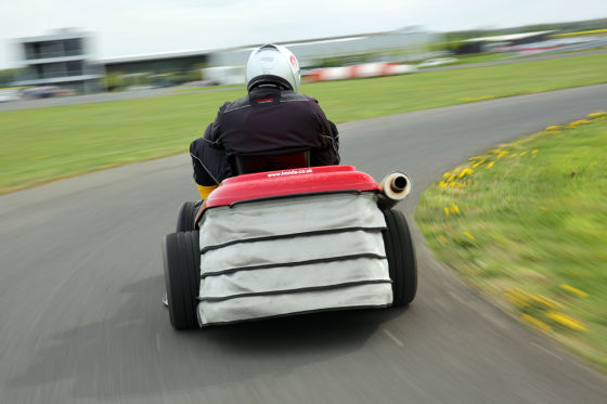 Erste Fahrt mit dem rasenden Mäher