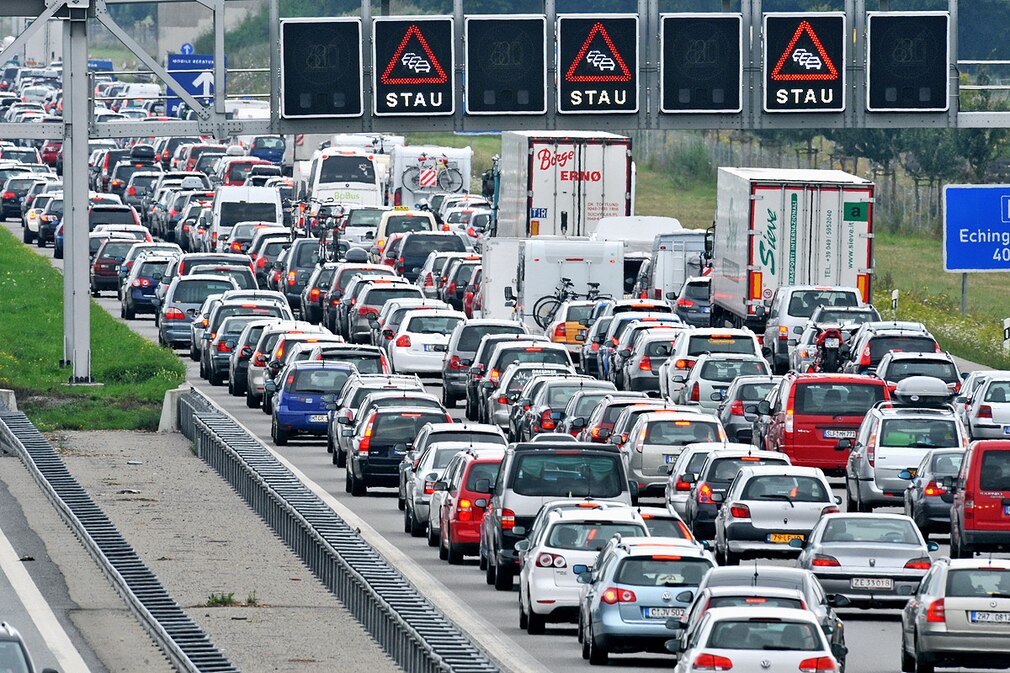 Staus auf der Autobahn A9 zum Ferienbeginn in Bayern am Samstag (30.07.2011) auf der Höhe von Garching bei München (Oberbayern