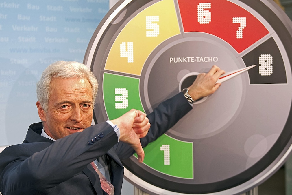 Bundesverkehrsminister Peter Ramsauer (CSU) spricht am Dienstag (28.02.2012) auf einer Pressekonferenz im Verkehrsministerium in Berlin neben einem Punkte-Tacho