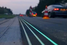 Bei Nacht strahlende Straßenmarkierung