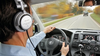 Autofahrer mit Kopfhörern