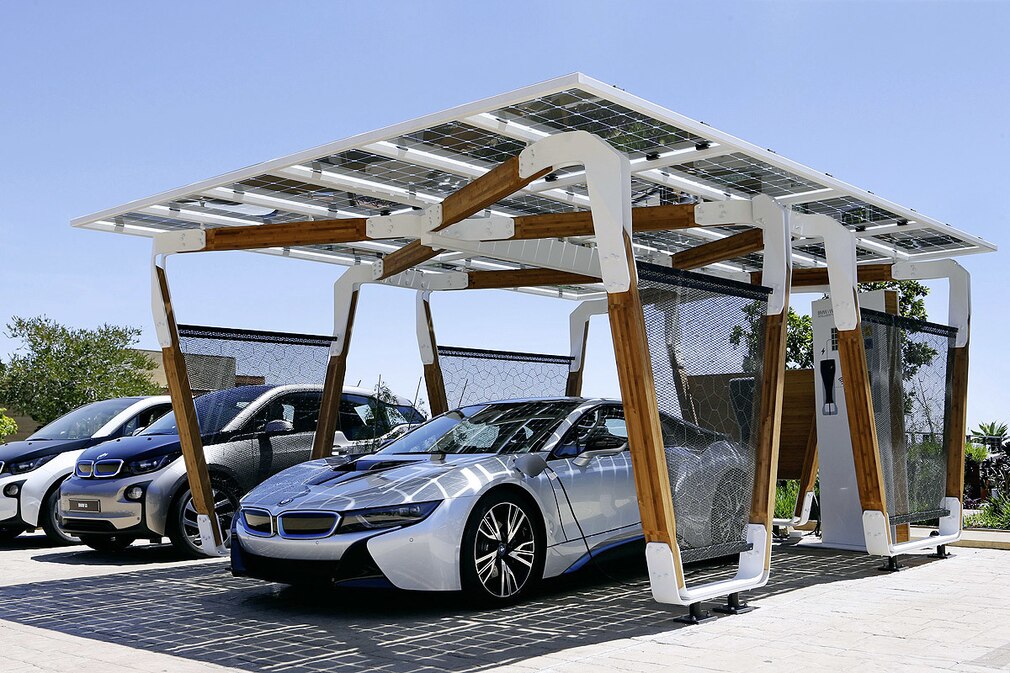 BMW i8 und i3 unter und neben einem Solar-Carport
