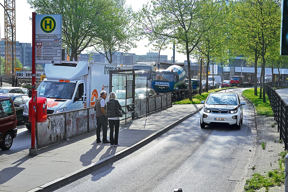 BMW i3 auf einer Busspur