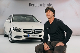 Bundestrainer Trainer Joachim Jogi LOEW vor der Mercedes-Benz C-Klasse