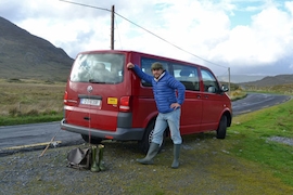 Redakteur Boris Pieritz am VW T5 Caravelle