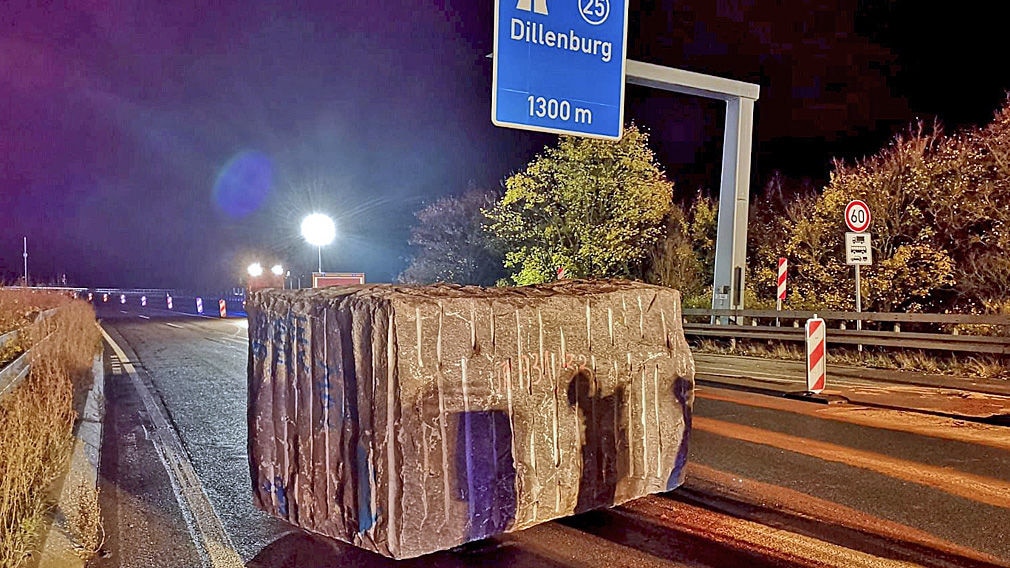 A45: Granitblock auf Autobahn