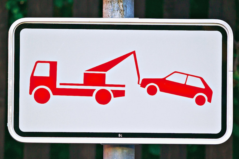 Warnschild: Abschleppgefahr