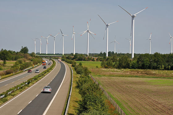 Autobahn A 31 bei Papenburg mit Windrädern