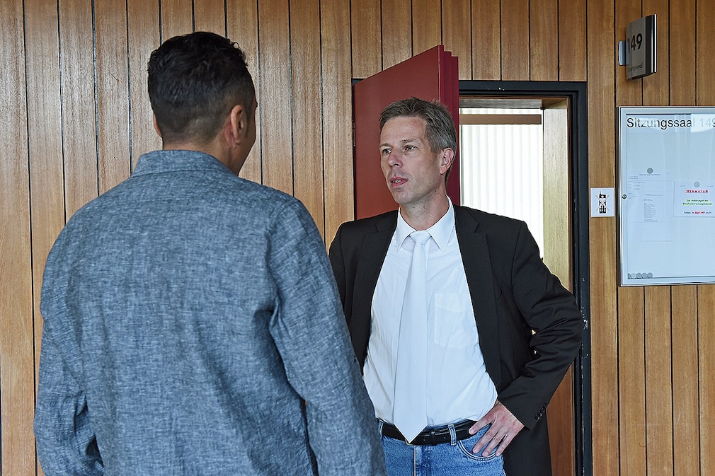 Der Verteidiger Hans-Jürgen Kracke (r) spricht zu Prozessbeginn am 20.05.2014 im Landgericht Hildesheim (Niedersachsen) mit seinem Mandanten Mohamed O. Weil der 40-Jährige Autounfälle provoziert und Geld von Versicherungen ergaunert haben soll, muss sich O. vor dem Landgericht verantworten. Der Mann soll zwischen Juni 2009 und November 2010 in Hildesheim zehnmal Crashs mit erheblichen Schäden absichtlich herbeigeführt haben. Foto: Holger Hollemann/dpa (zu lni "Unfälle provoziert und abkassiert - Prozessbeginn gegen 40-Jährigen" vom 20.05.2014)