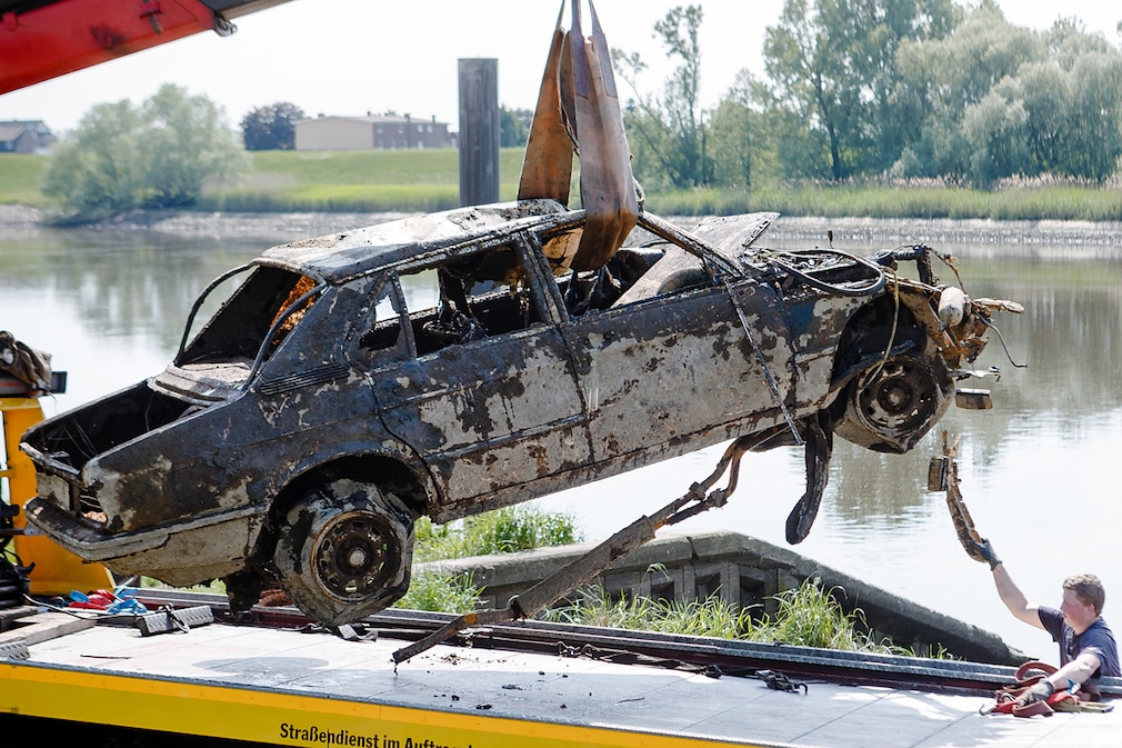 Autowracks in der Elbe
