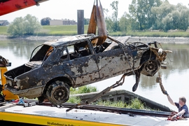 Autowracks in der Elbe