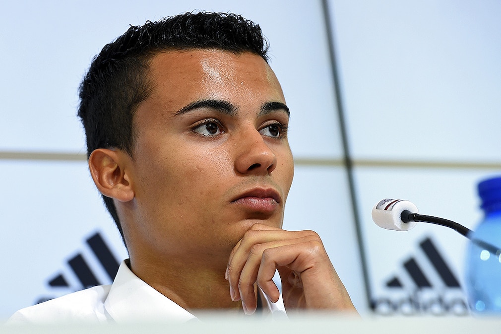 DTM driver Pascal Wehrlein attends a press conference of the German national soccer team on a training compound at St. Leonhard in Passeier, Italy, 27 May 2014. Wehrlein payed a one day visit to the German national soccer squad, that prepares for the upcoming FIFA World Cup 2014 in Brazil at a training camp in South Tyrol until 30 May 2014. Photo: Andreas Gebert/dpa pixel
