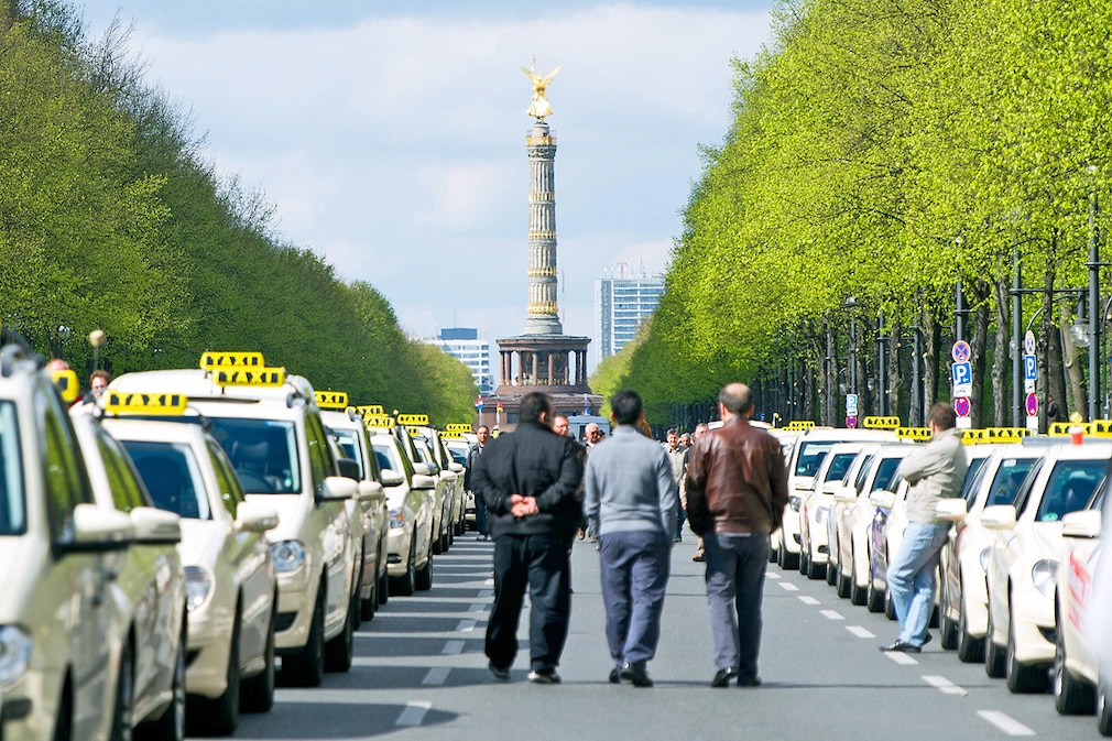 Taxifahrer in Berlin demonstrieren gegen Internet-Konkurrenz