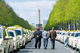 Taxifahrer in Berlin demonstrieren gegen Internet-Konkurrenz